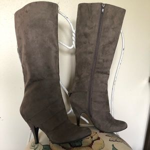 Knee High Suede Gray Boots w/heel